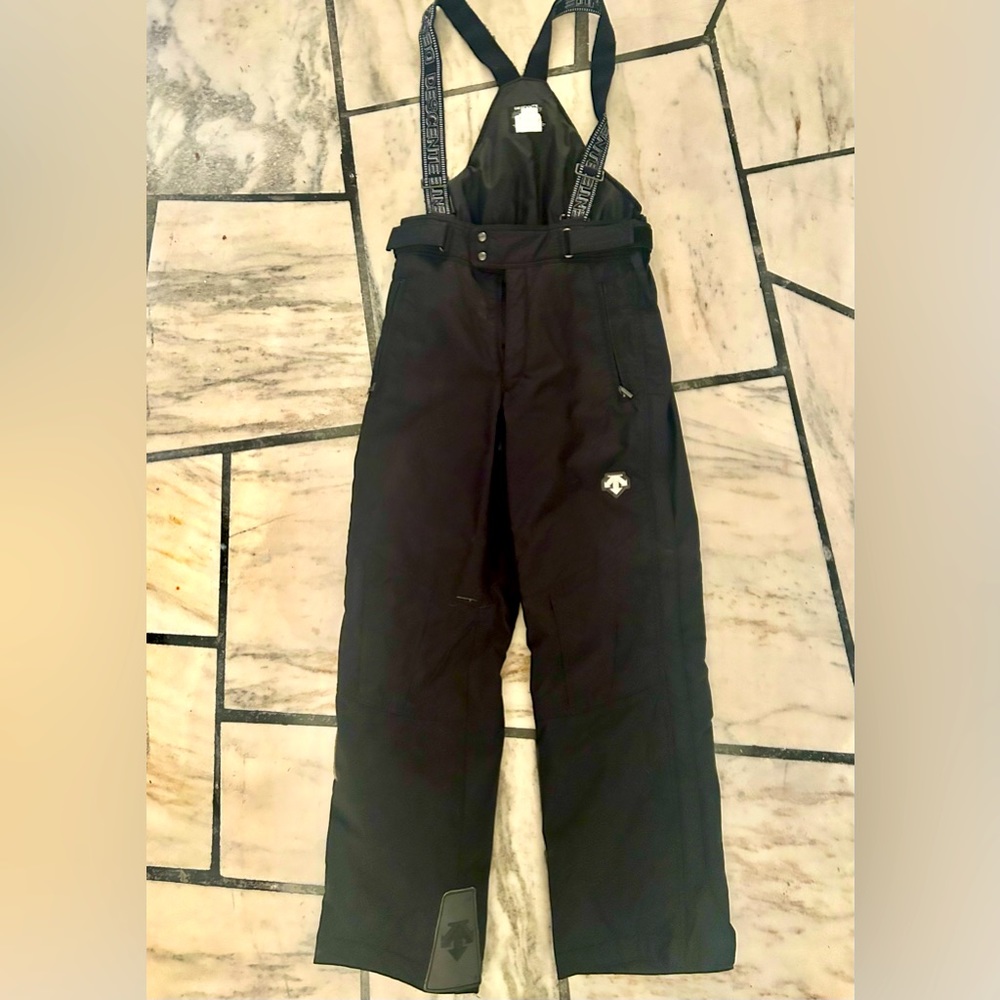 Men’s Descente overall ski pants. Black, full zip up both sides.